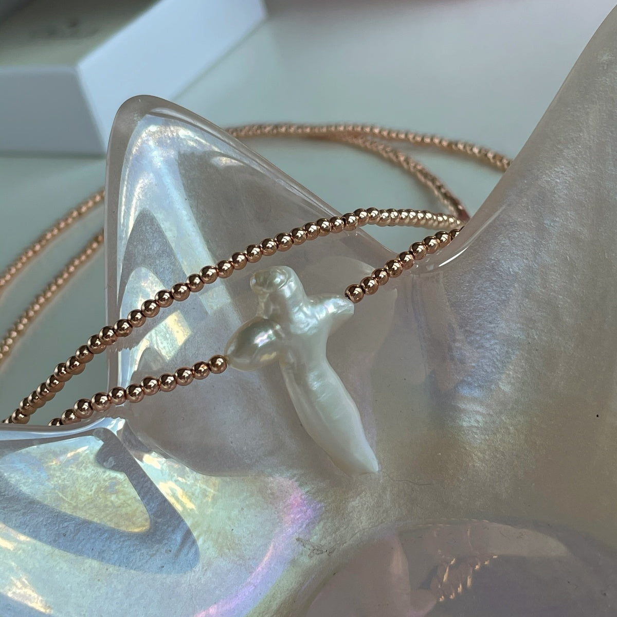 QUIET ELEGANCE | Natural Shell Cross Necklace – Rose Gold Hematite