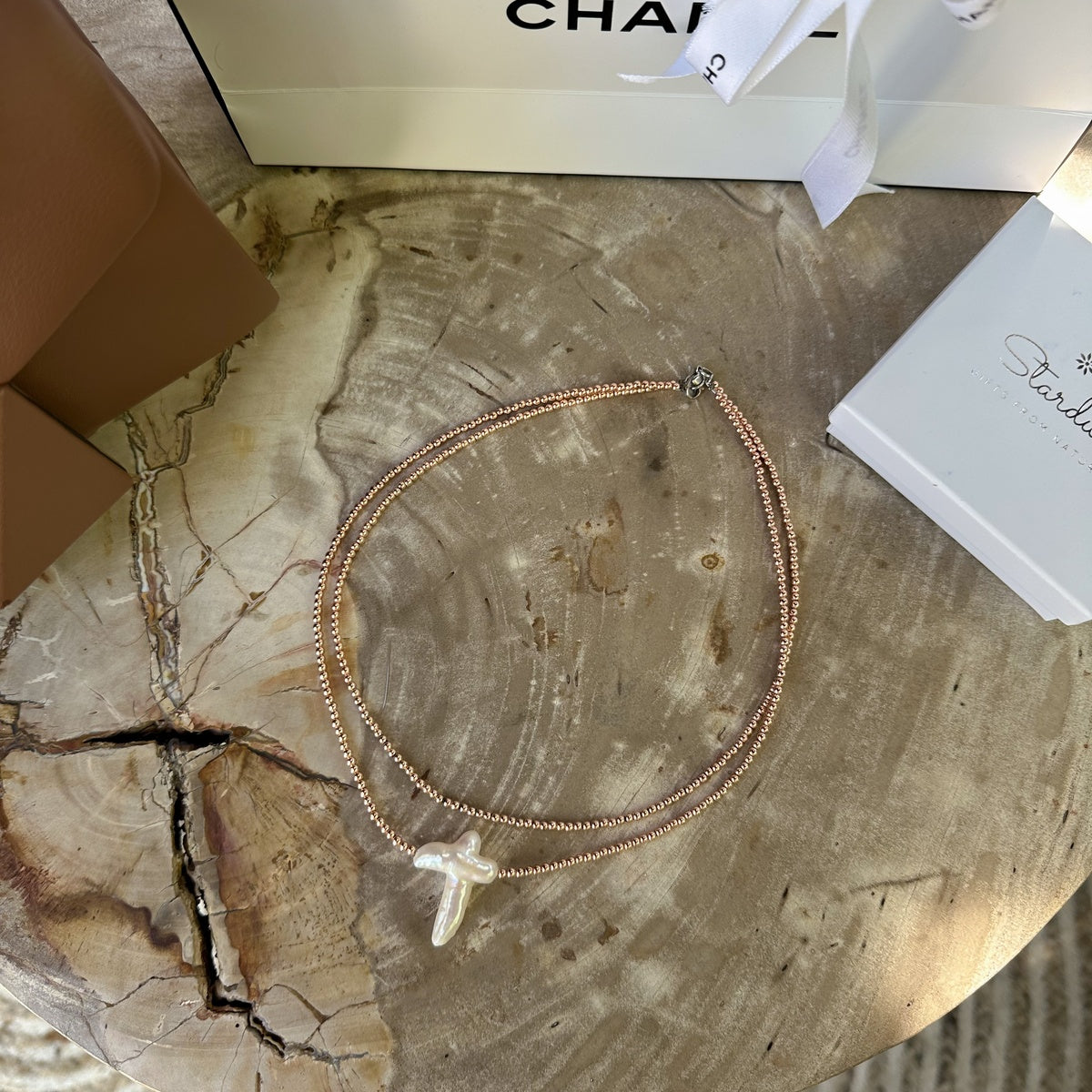 QUIET ELEGANCE | Natural Shell Cross Necklace – Rose Gold Hematite