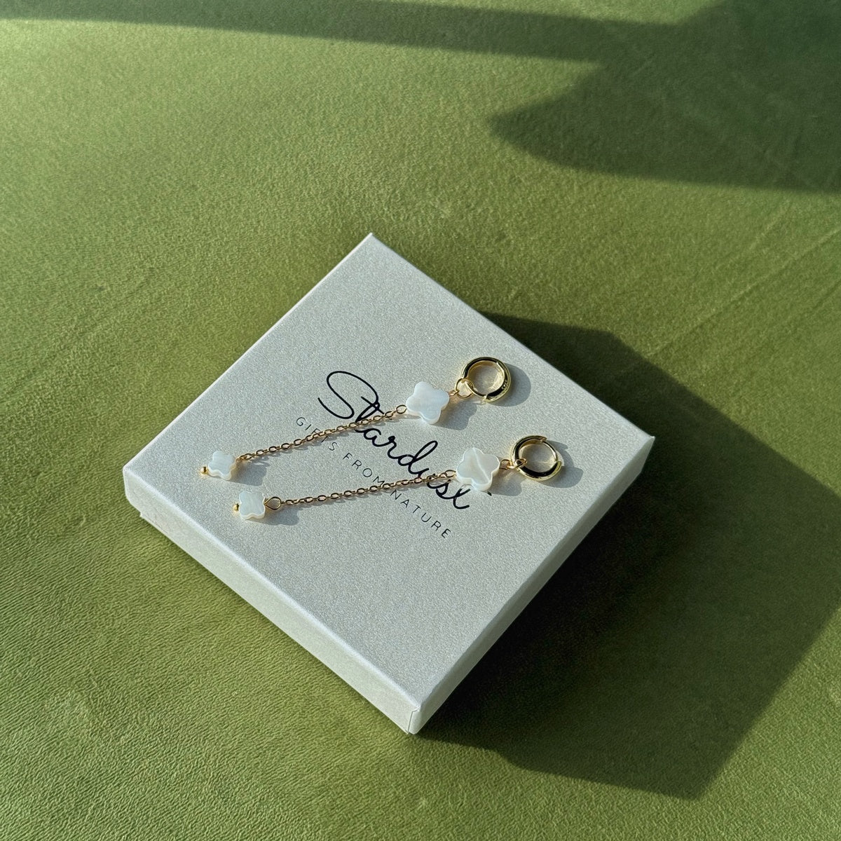 Éclat de Nacre | Handmade Mother of Pearl Clover Earrings