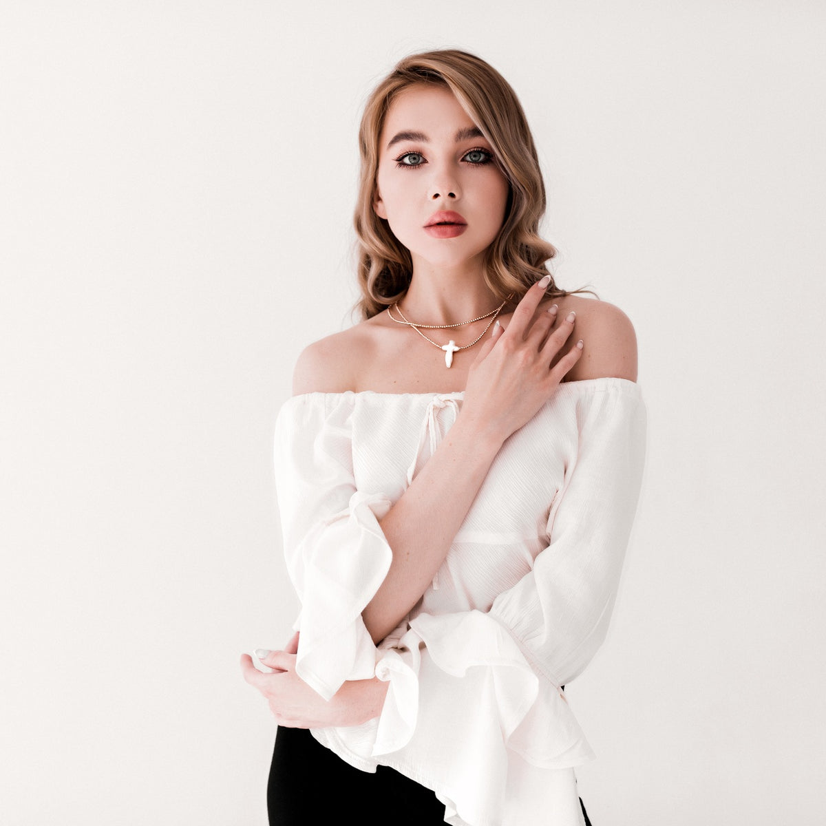 QUIET ELEGANCE | Natural Shell Cross Necklace – Rose Gold Hematite