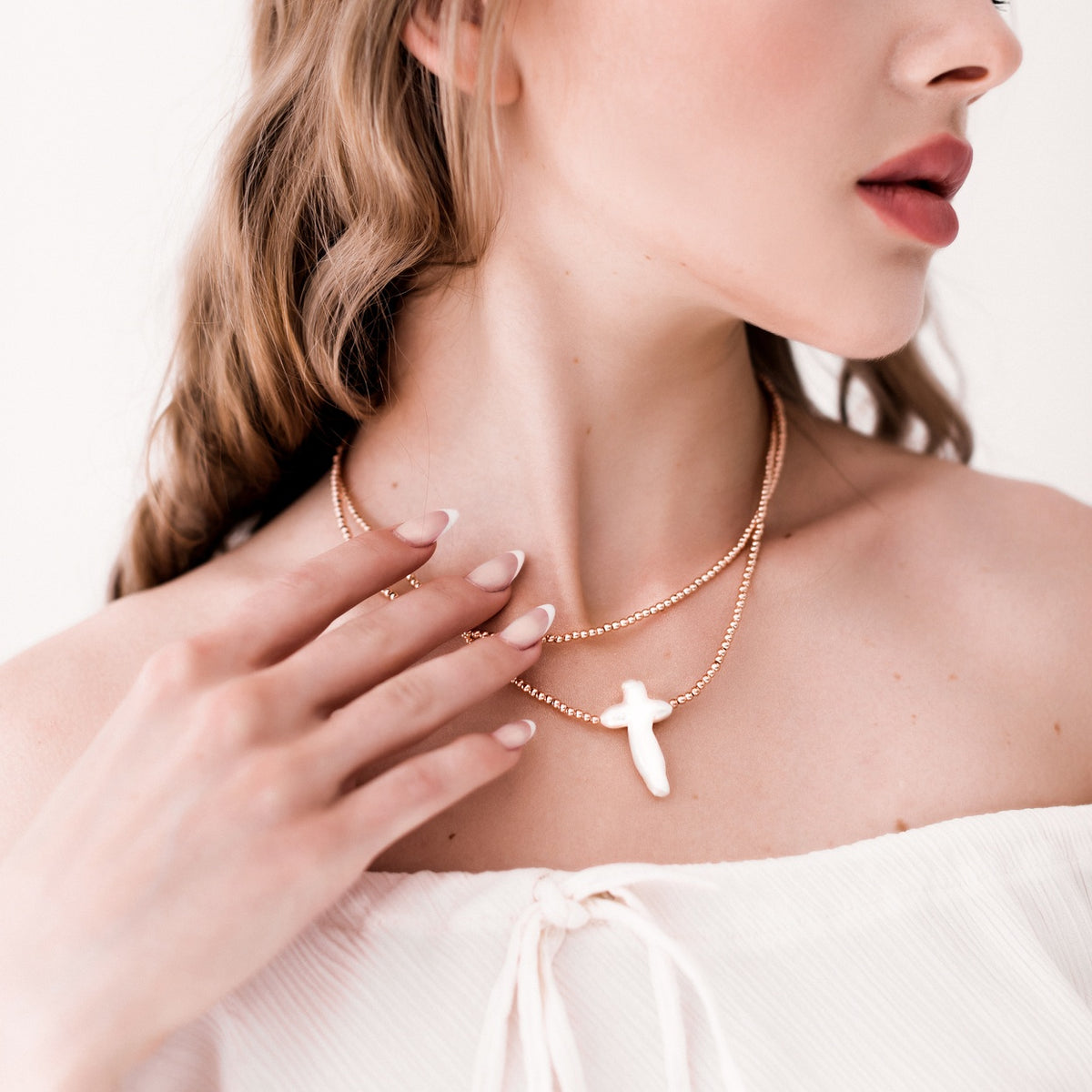QUIET ELEGANCE | Natural Shell Cross Necklace – Rose Gold Hematite
