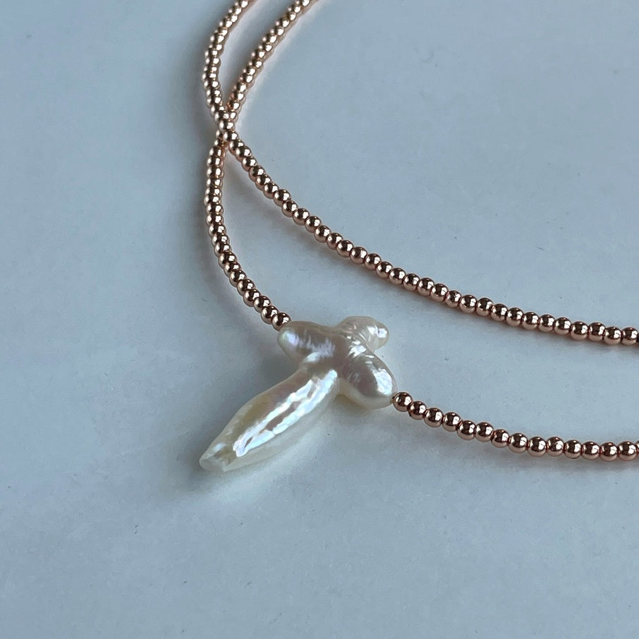 QUIET ELEGANCE | Natural Shell Cross Necklace – Rose Gold Hematite