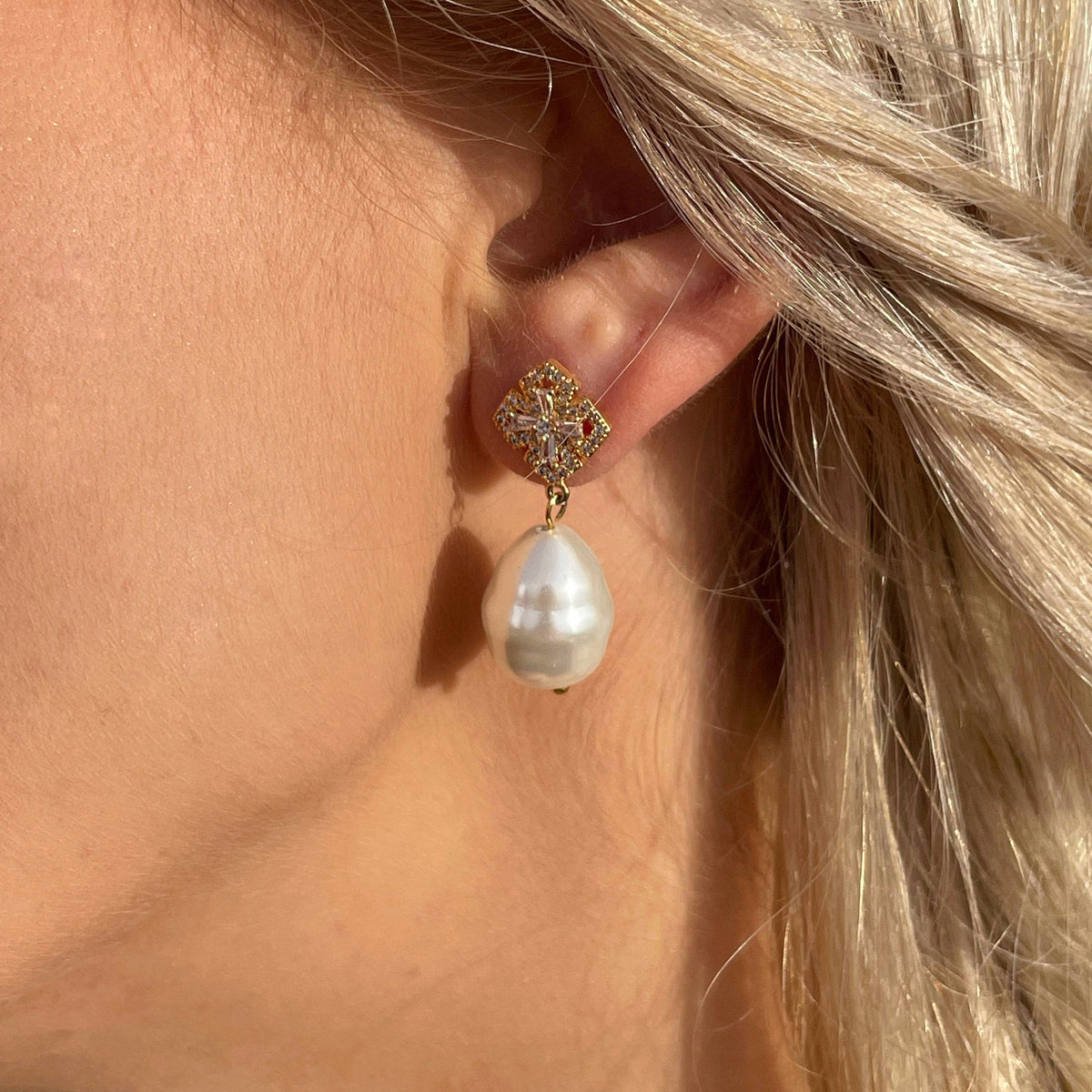 Luxury white baroque pearl earrings with zircons for women