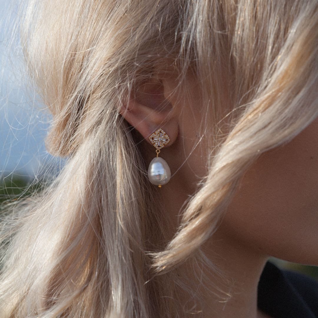 Luxury white baroque pearl earrings with zircons for women