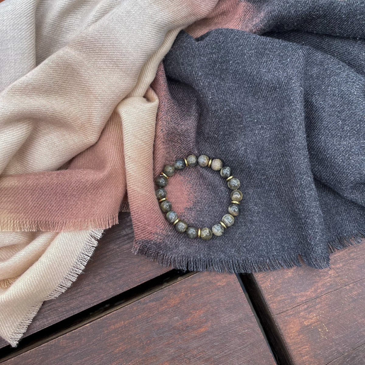 Luxury Labradorite bracelet with gold plated separators