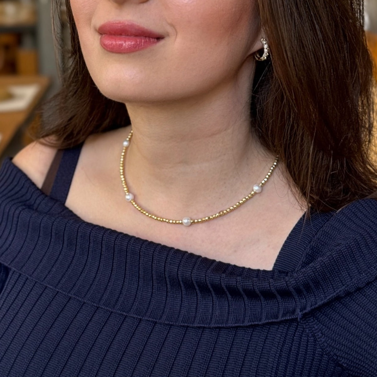Luxury pearl choker with golden hematite