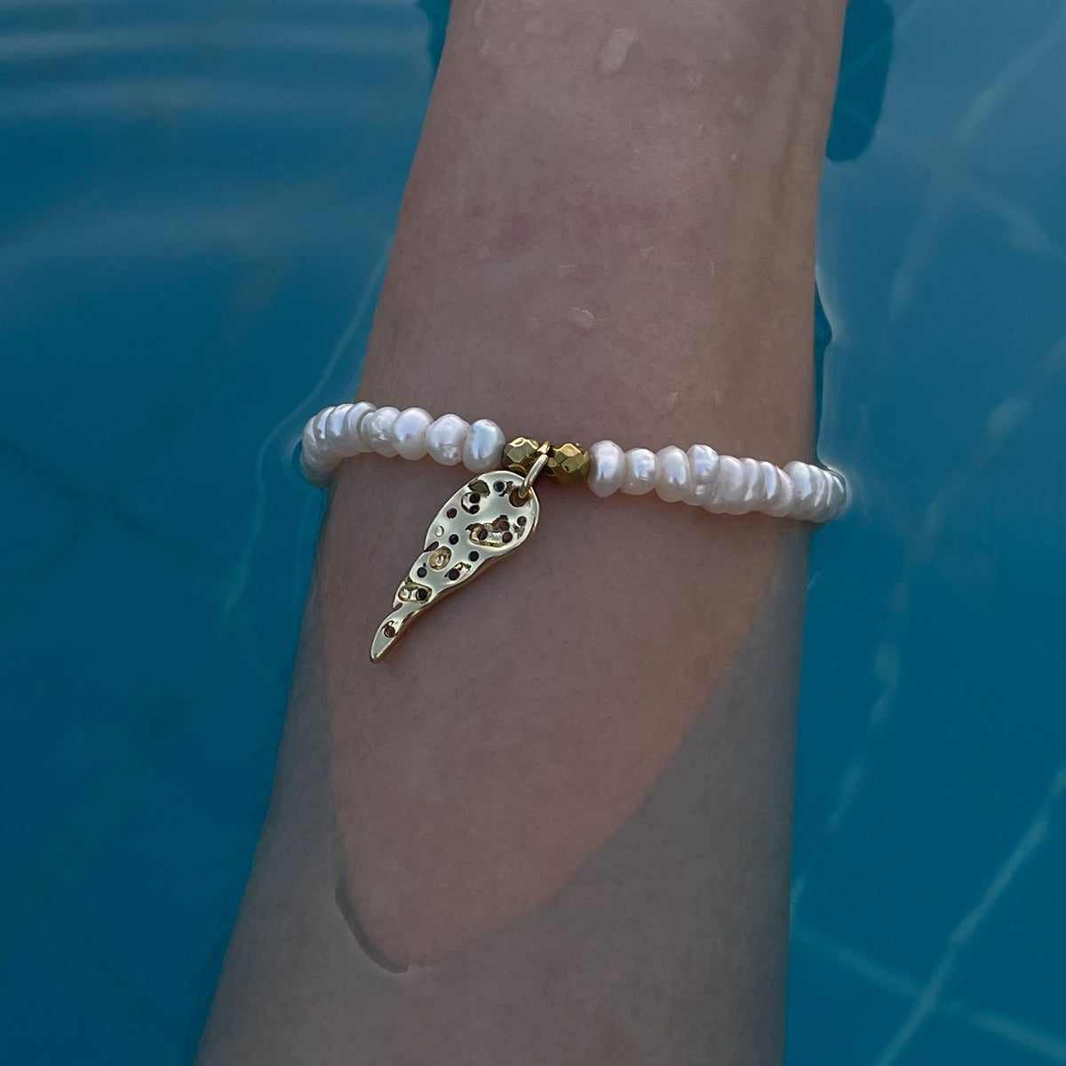 ANGEL | Freshwater Pearl Bracelet with Gold Feather Charm