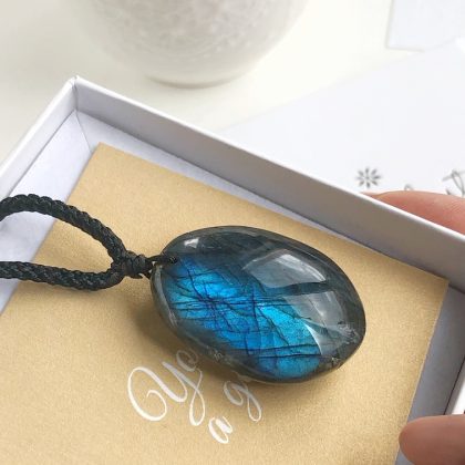 "Mystery" Labradorite pendant necklace, charming sparkling stones