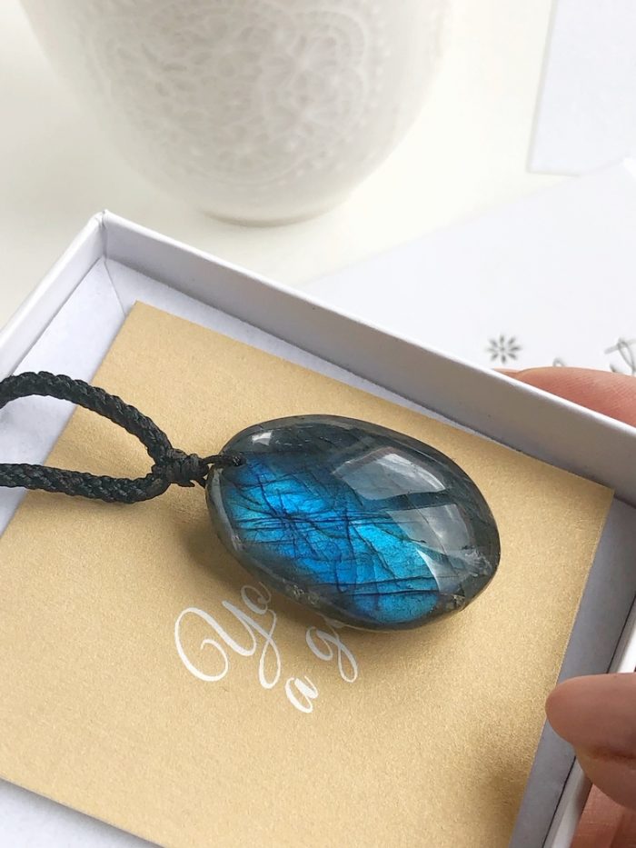 "Mystery" Labradorite pendant necklace, charming sparkling stones