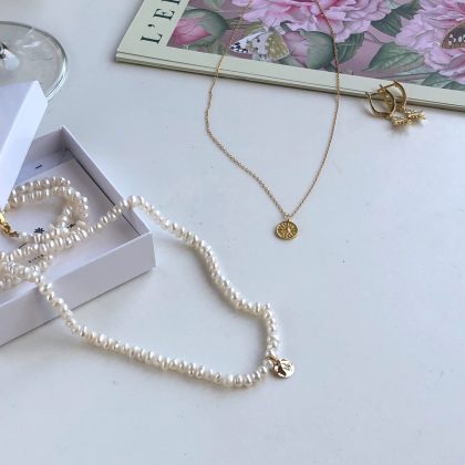 Pearl and gold layering jewelry set, gold coin necklace, pearl necklace in gold, gift for her