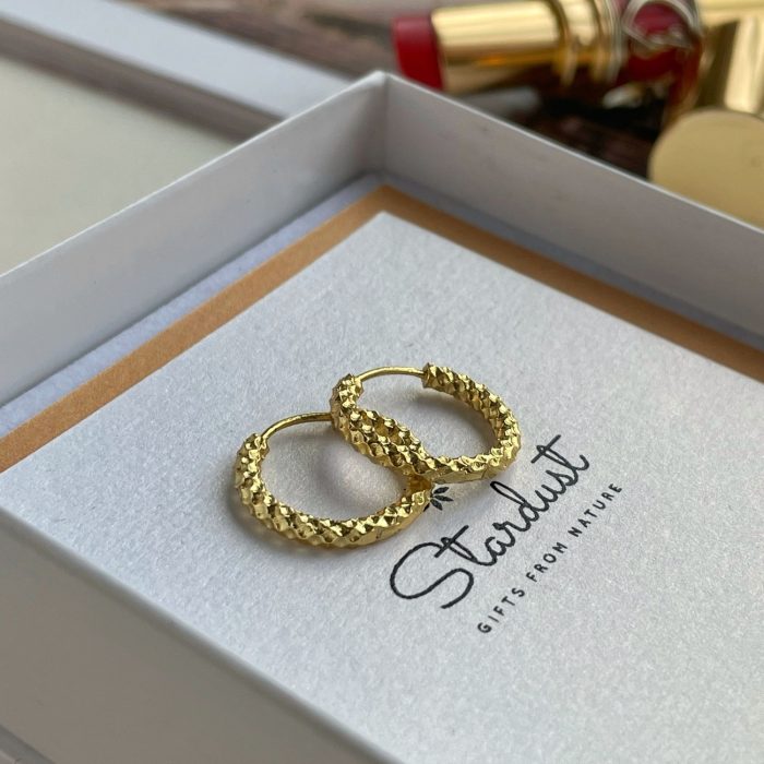 "French essentials" - Small Gold Diamond cut hoop earrings