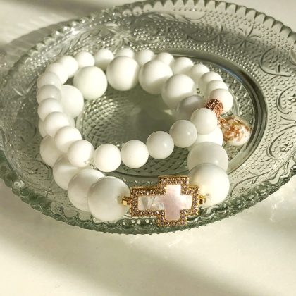 "Feminine energy" White Agate bracelet set with natural sea shell cross