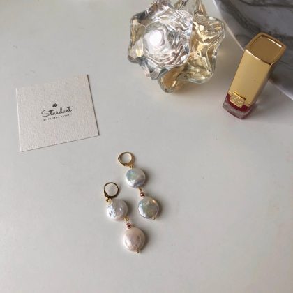 Dangle Flat pearl earrings