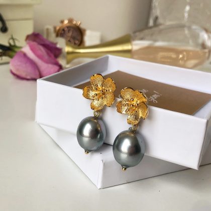 "Coctail earrings" Gray Pearl earrings and flowers