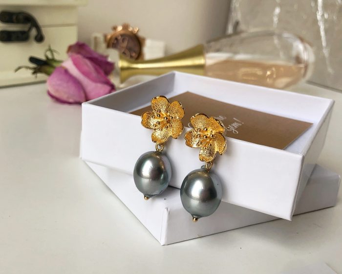 "Coctail earrings" Gray Pearl earrings and flowers