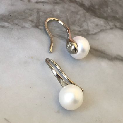 Chic pearl earrings for her