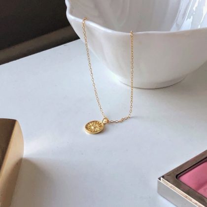 Gold coin pendant necklace