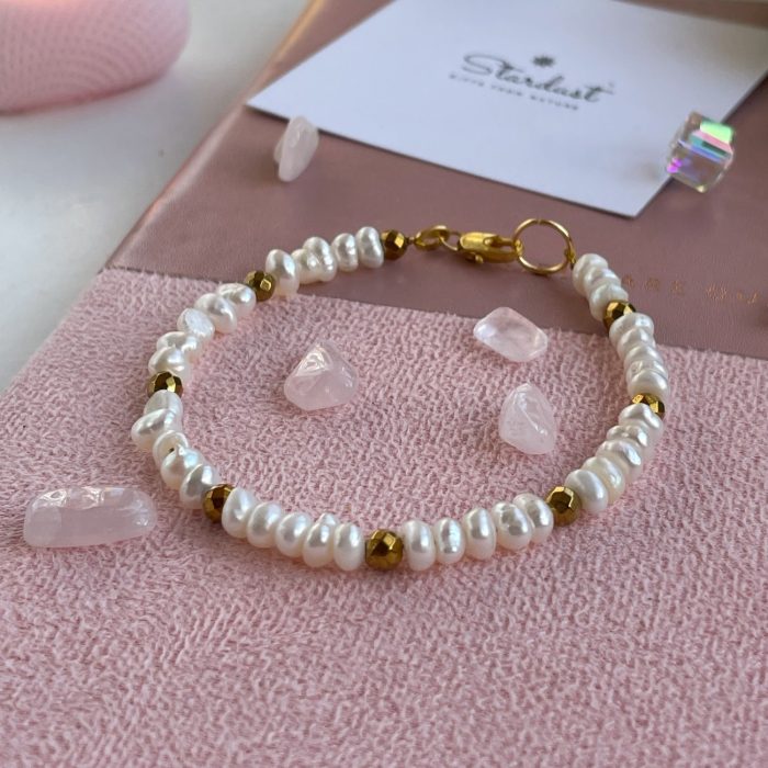 Delicate pearl and gold bracelet woman