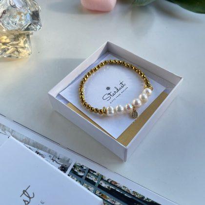 Pearl bracelet with zircon charm