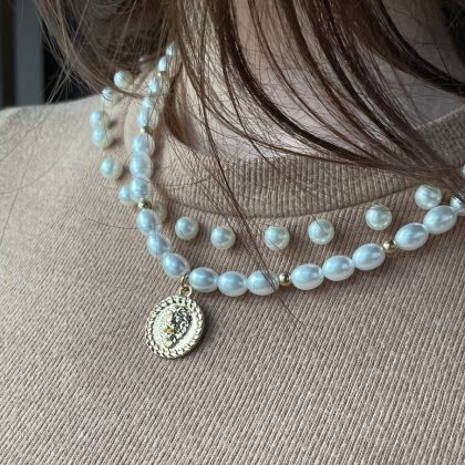 Pearl necklace with gold coin