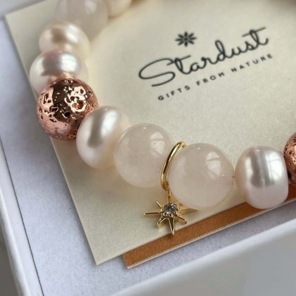 Tender pearl bracelet with quartz Stardust