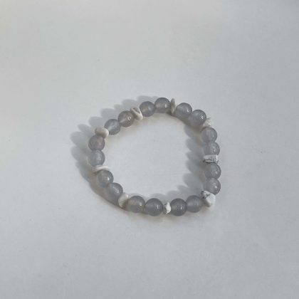 Natural Agate bracelet with howlite chips, grey beaded bracelet 8mm, gift for girlfriend