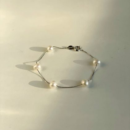 White Pearl bracelet for woman, delicate pearl bracelet silver chain rhodium plated, bridal jewelry