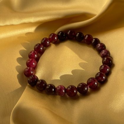 Simple garnet bracelet for woman