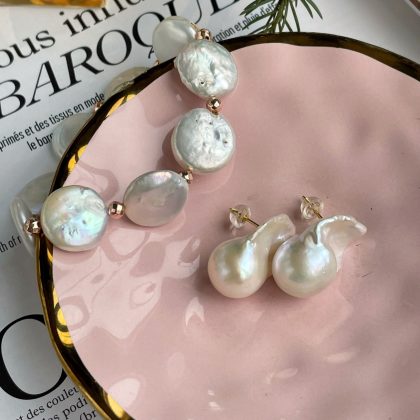 Baqroque pearl stud earrings