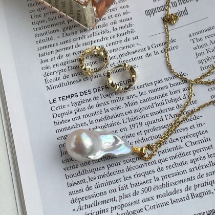 Baroque Pearl pendant necklace