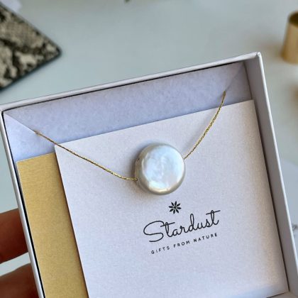 Flat pearl on golden thread gift