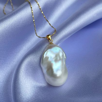 Large Baroque pearl pendant flawless pearls