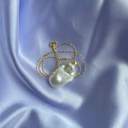 Large Baroque pearl pendant high grade pearl