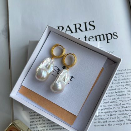 Gold hoop baroque pearl earrings Stardust