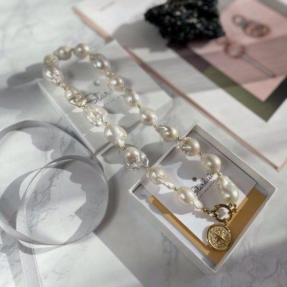 Baroque Pearl choker in gift box