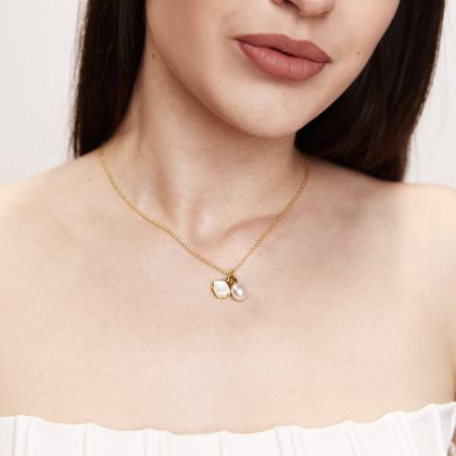 Elegant shell pendant necklace