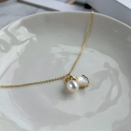 Shell and pearl necklace gold