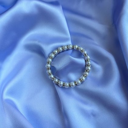 Elegant pearl bracelet with zircons